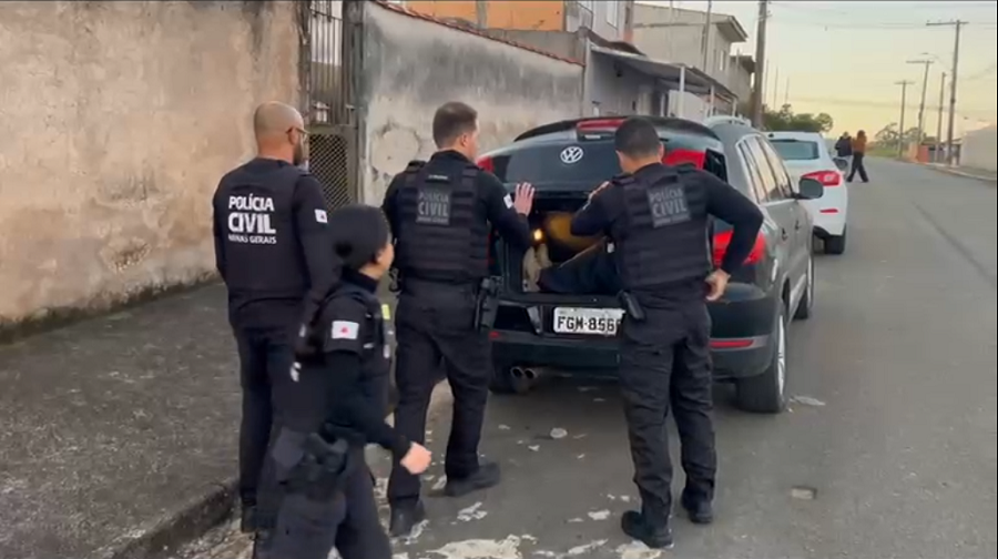 policiais civis durante operação catena em Poços de Caldas