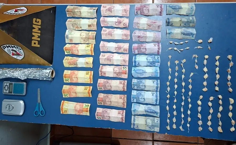 drogas e dinheiro apreendidos pela PM