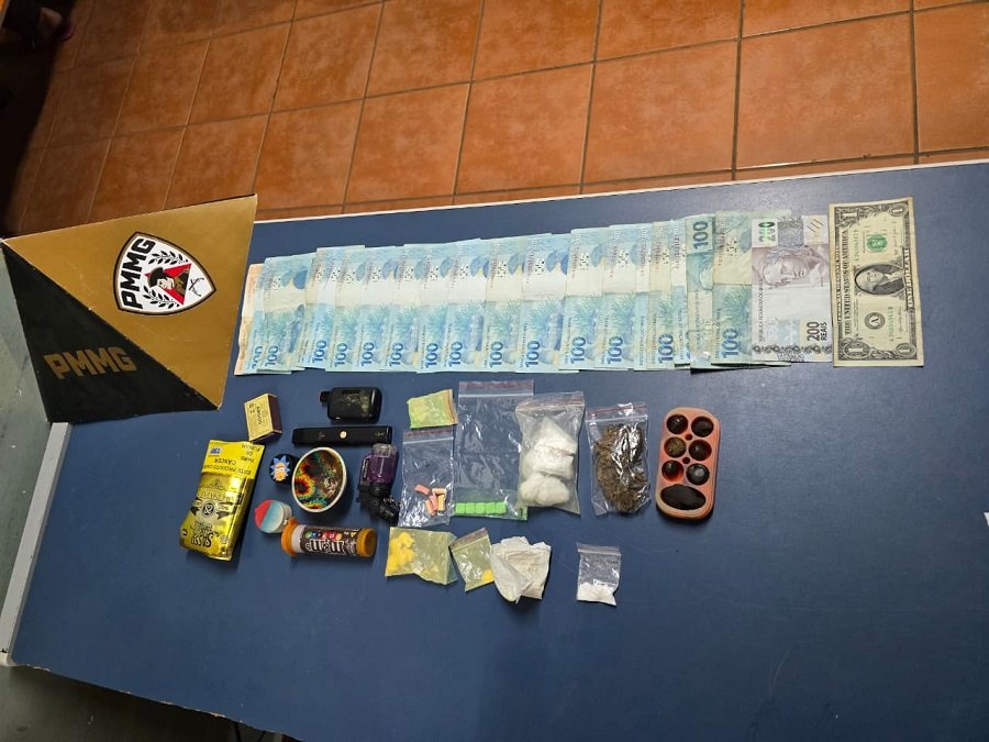 drogas e dinheiro apreendidos pela pm