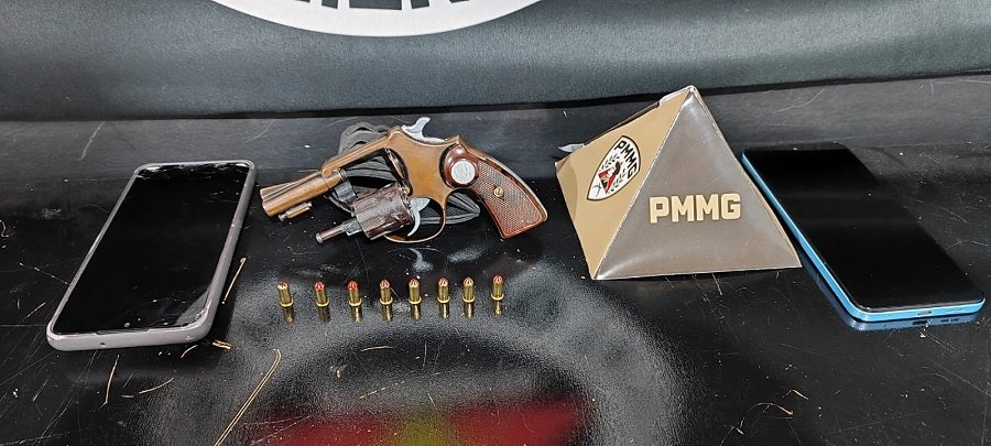 arma e munições apreendidas pela pm
