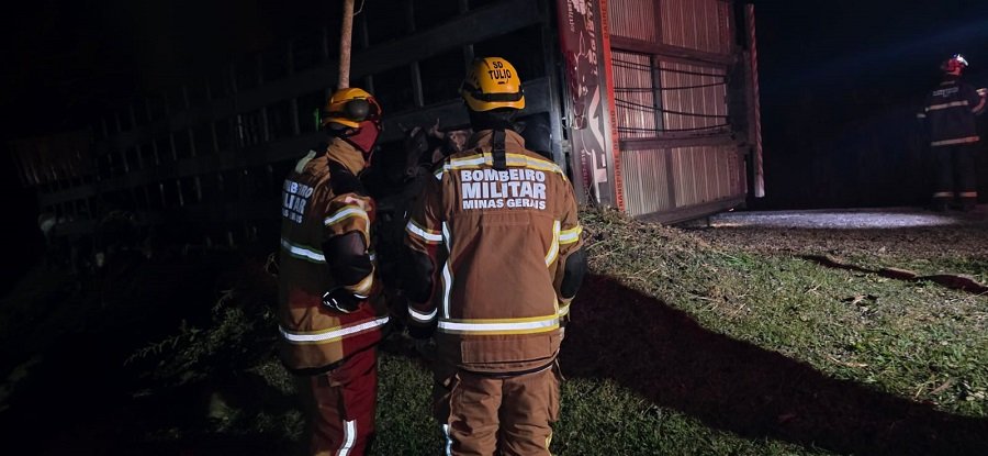 bombeiros e bois durante ocorrência de acidente na rodovia MGC 491