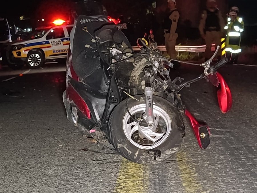 motoneta atingida por carro na Rodovia do Contorno