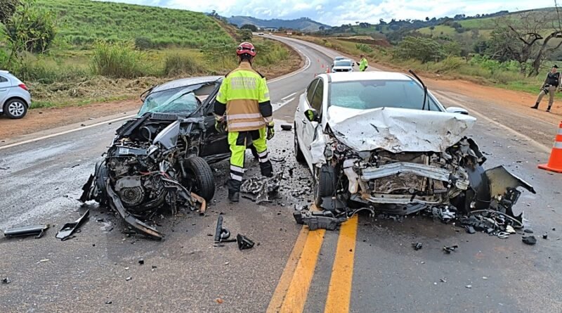Acidente entre três veículos causa morte de motorista na MGC 491 em Areado carros envolvidos em acidente na MGC 491 em Areado