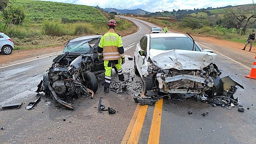 carros envolvidos em acidente na MGC 491 em Areado