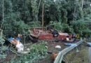 Acidente com ônibus causa morte de dois trabalhadores rurais e deixa outros feridos ônibus com trabalhadores rurais acidentado na SP 215