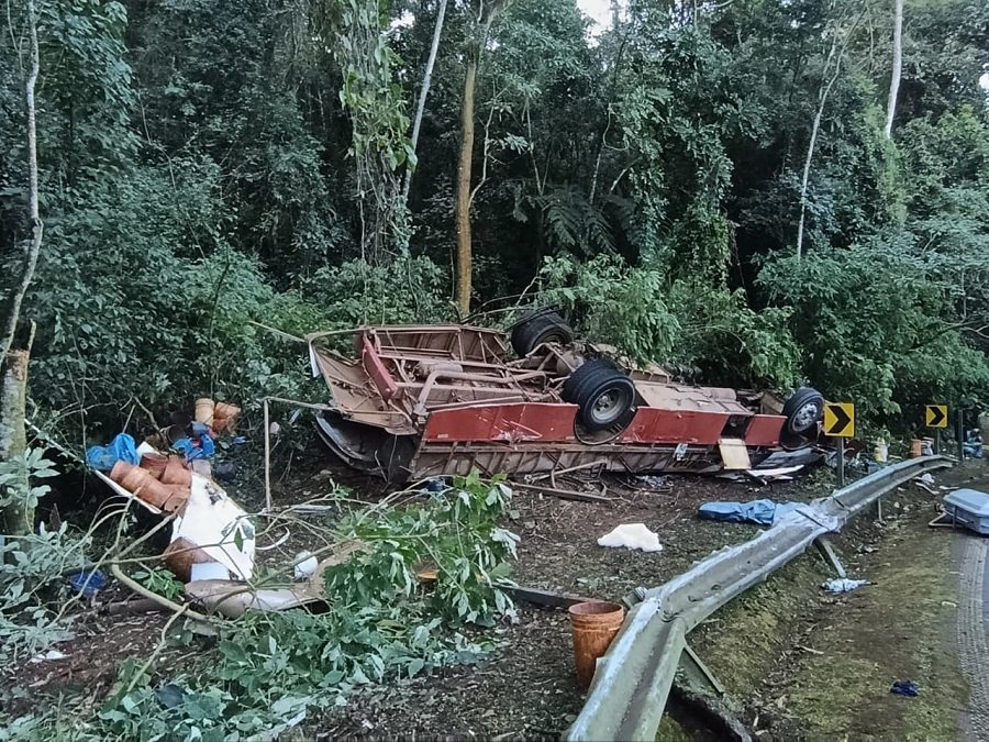 ônibus com trabalhadores rurais acidentado na SP 215