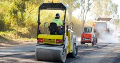 Sustentabilidade: Concessionária reaproveita pneus na recuperação de rodovias máquinas trabalhando em rodovias