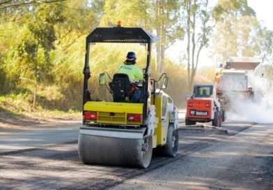 Sustentabilidade: Concessionária reaproveita pneus na recuperação de rodovias máquinas trabalhando em rodovias