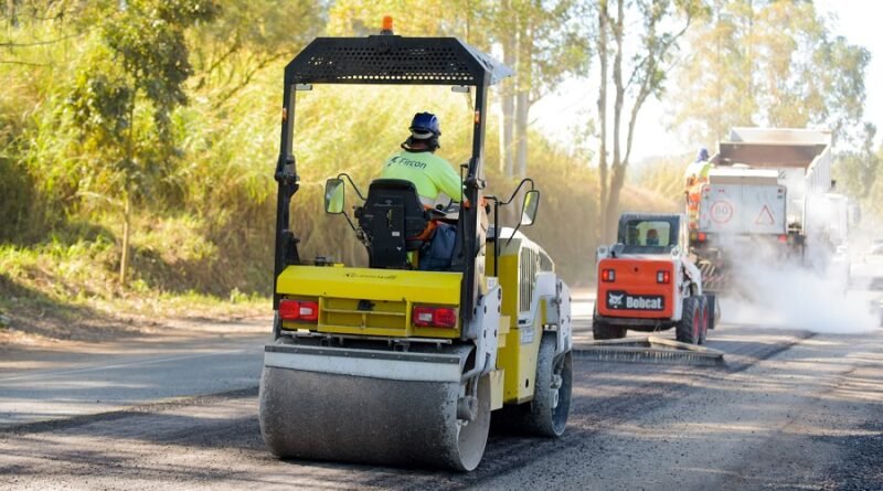 Sustentabilidade: Concessionária reaproveita pneus na recuperação de rodovias máquinas trabalhando em rodovias