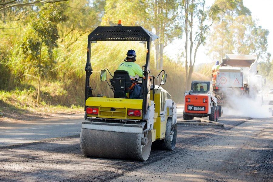 máquinas trabalhando em rodovias