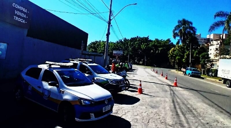 Motociclistas inabilitados são flagrados durante fiscalização de trânsito blitz realizada pela GCM e Demutran