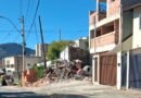 Secretaria de Serviços Públicos notifica obra por obstruir calçada calçada obstruída