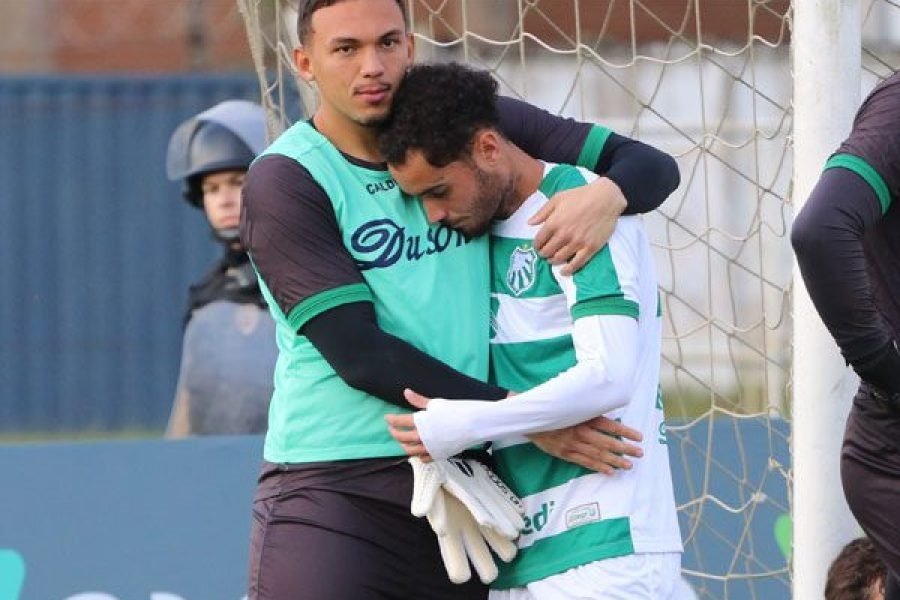 jogadores da Caldense após o rebaixamento