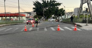 Carreta bate em poste e deixa mais de 5 mil consumidores sem energia elétrica Carreta bate em poste e deixa mais de 5 mil consumidores sem energia elétrica