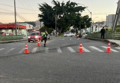 Carreta bate em poste e deixa mais de 5 mil consumidores sem energia elétrica Carreta bate em poste e deixa mais de 5 mil consumidores sem energia elétrica