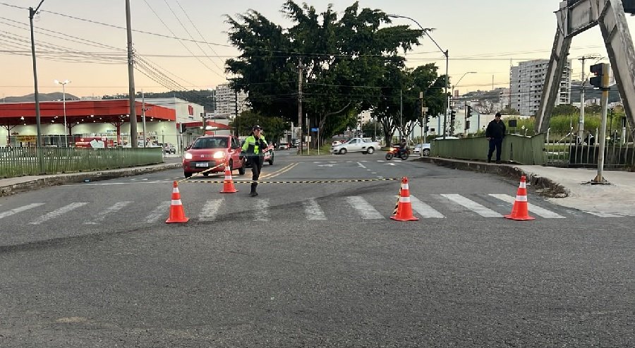 transito interditado no cruzamento da Avenida João Pinheiro com a Rua Caetano Peterle