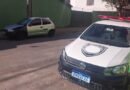 Carro tem janela quebrada com pedra no centro carro abandonado e viatura do Demutran