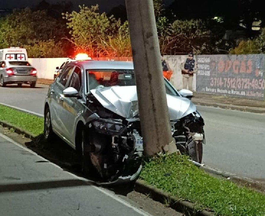 carro após bater em poste na Avenida José Remigio Prezia