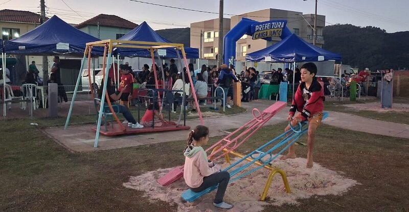 Chega Junto conclui mais uma etapa e amplia atendimentos na Zona Leste crianças brincando no parque infantil do monte verde