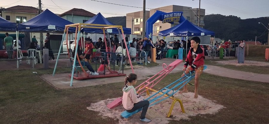 crianças brincando no parque infantil do monte verde