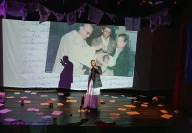 Espetáculo “ Quando Uma Palavra Nasce” será encenada nesta noite na Urca ator no palco da urca