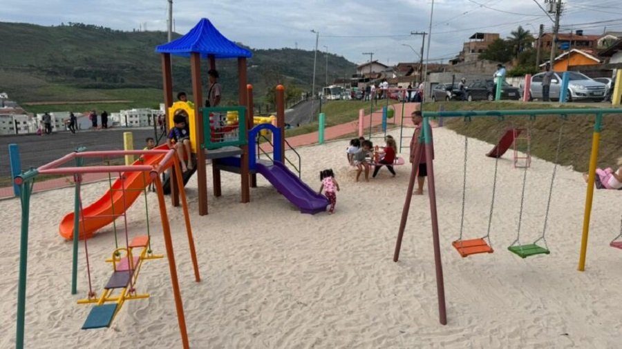 crianças brincando no parquinho infantil