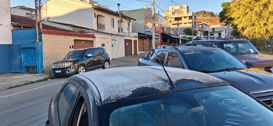 carro com camada de gelo