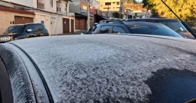 Queda brusca de temperatura provoca geada em Poços de Caldas carro com camada de gelo