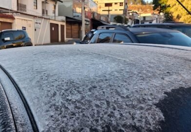 Queda brusca de temperatura provoca geada em Poços de Caldas carro com camada de gelo