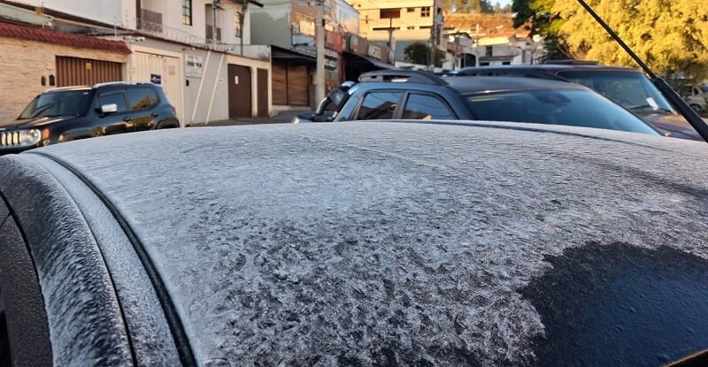 Queda brusca de temperatura provoca geada em Poços de Caldas carro com camada de gelo