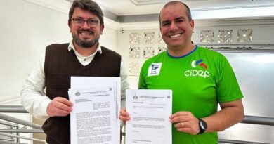 CIDEP é homenageado por resultados nacionais e internacionais Vereador Flávinho e o professor do CIDEP, Eraldo Sandi