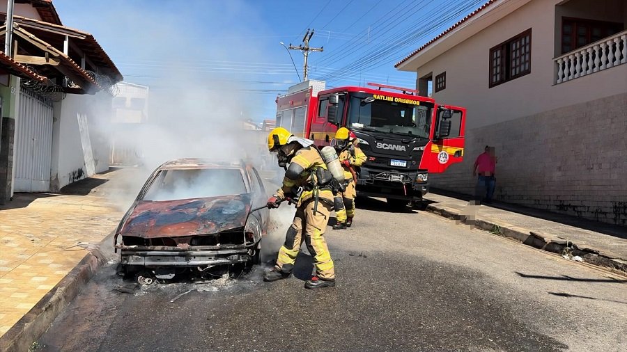 bombeiros durante combate de incêndio em carro