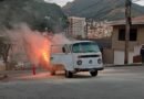 Kombi fica destruída após incêndio na Vila Togni kombi incendiada na Vila Togni em Poços de Caldas