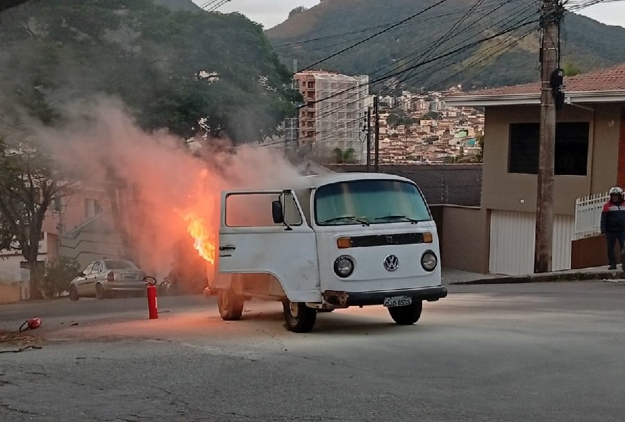 kombi incendiada na Vila Togni em Poços de Caldas