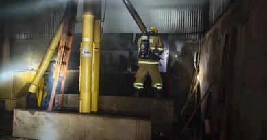 Sacas de café são destruídas durante incêndio em secador de café bombeiro combatendo incêndio em secador de café