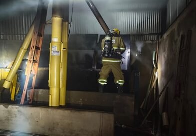 Sacas de café são destruídas durante incêndio em secador de café bombeiro combatendo incêndio em secador de café