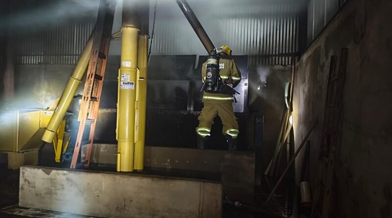Sacas de café são destruídas durante incêndio em secador de café bombeiro combatendo incêndio em secador de café