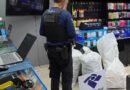 Operação conjunta resulta na apreensão de celulares em lojas do centro agente da receita federal com mercadorias apreendidas