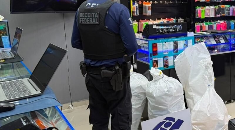 Operação conjunta resulta na apreensão de celulares em lojas do centro agente da receita federal com mercadorias apreendidas