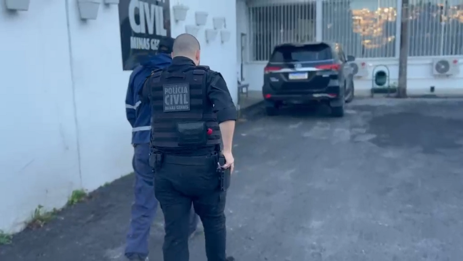 investigado por crime de homicídio sendo conduzido por policial civil