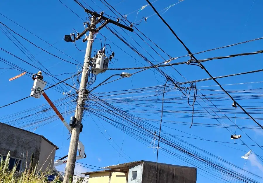técnico da DMED tirando pipas da fiação elétrica