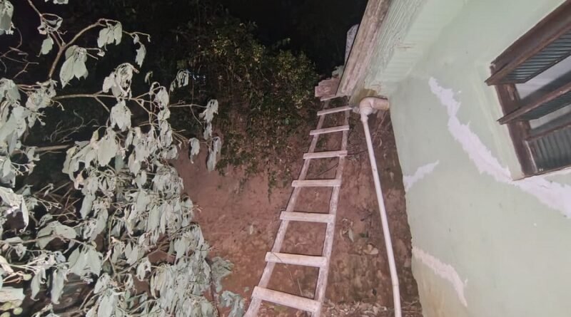 Homem morre após cair de telhado no bairro São José escada em parede