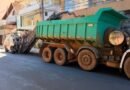 Empresa é notificada para remover camada asfáltica aplicada na Avenida Santo Antônio maquinário durante pavimentação na avenida Santo Antônio
