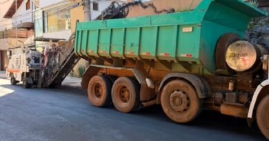 Empresa é notificada para remover camada asfáltica aplicada na Avenida Santo Antônio maquinário durante pavimentação na avenida Santo Antônio