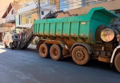 Empresa é notificada para remover camada asfáltica aplicada na Avenida Santo Antônio maquinário durante pavimentação na avenida Santo Antônio