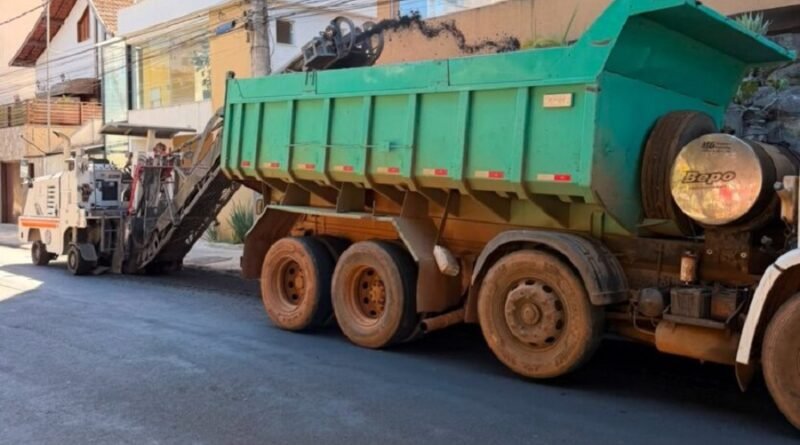 Empresa é notificada para remover camada asfáltica aplicada na Avenida Santo Antônio maquinário durante pavimentação na avenida Santo Antônio