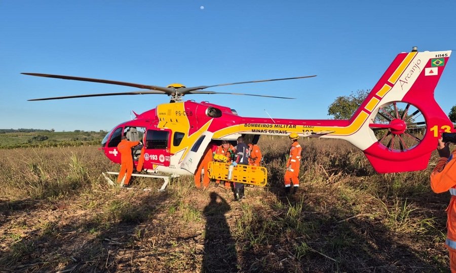helicóptero arcanjo durante resgate de vitima de acidente