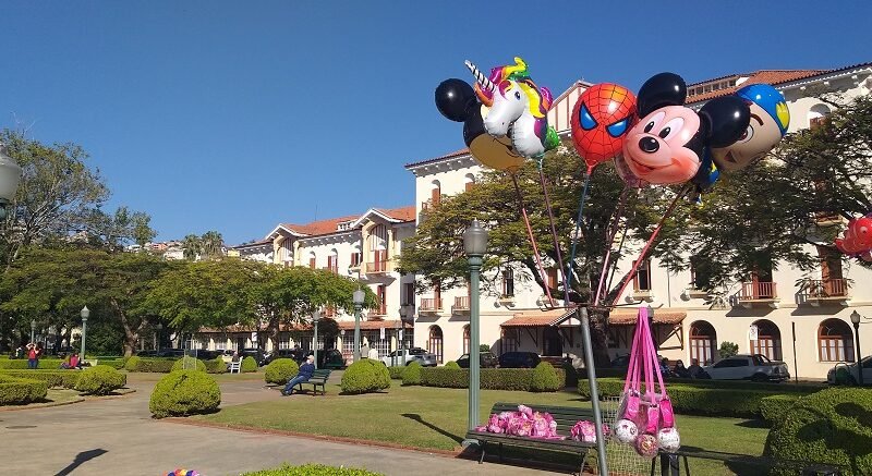 Previsão do tempo em Poços de Caldas-MG Praça Pedro Sanches e balões coloridos