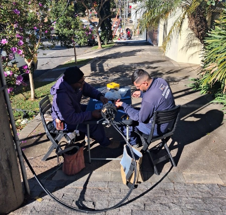 técnicos trabalhando em reparo de fibra opitca