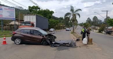 Motorista fica ferido após acidente na Avenida João Pinheiro carro envolvido em acidente na Avenida João Pinheiro